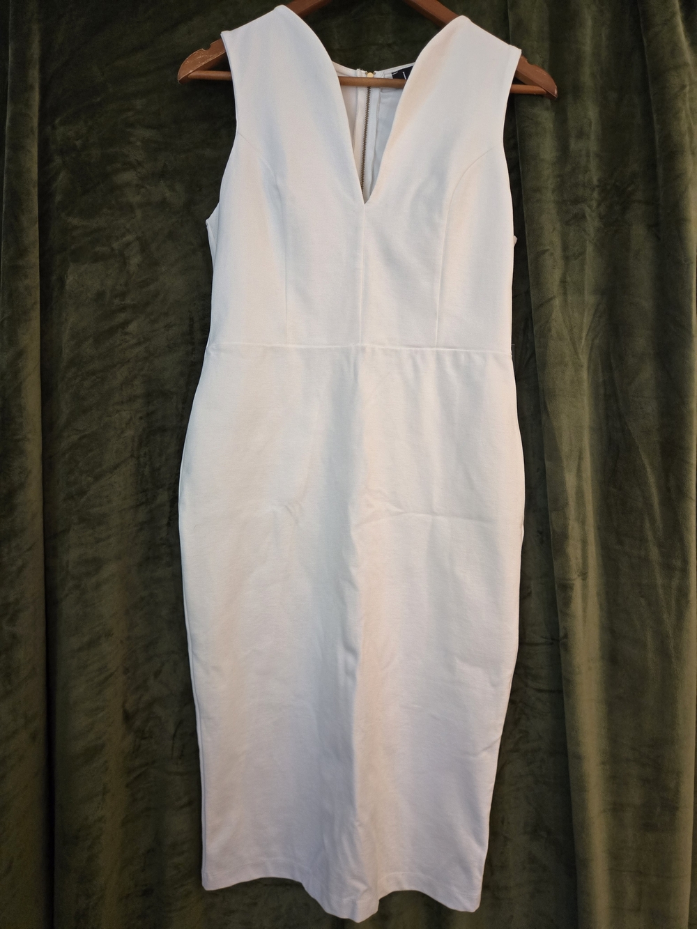 Lulu's Sleeveless White V-Neck Sheath Dress